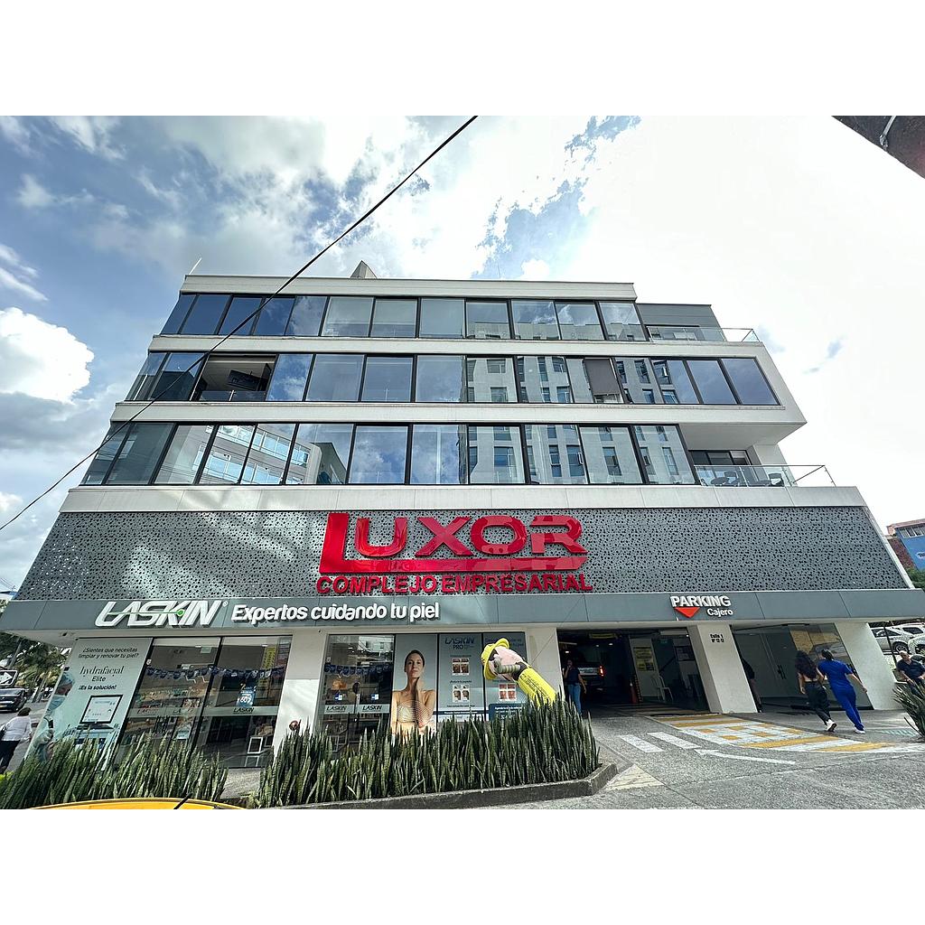 [AOfcns01688] Oficina en zona fundadores para arriendo - Edificio luxor